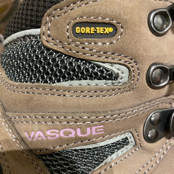 Vasque Gore-Tex Hiking Boots 7479 - Picture 3 of 8